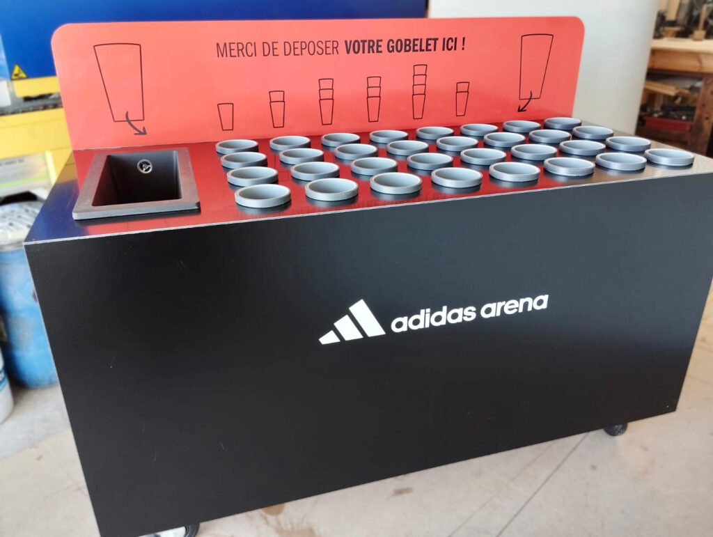 collecteur de gobelets réutilisables InfinyCup pour l'Adidas Arena - personnalisation aux couleurs de l'Adidas Arena - devis collecteurs gobelets